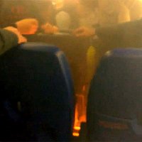 Video: Liesmojoša telefona lādētāja dēļ evakuē 'Aeroflot' lidmašīnu