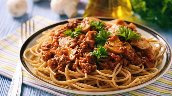 Bolognese Boloņas mērce pasta makaroni vakariņas