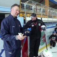 Video: Latviešu izcelsmes amerikāņu hokeja treneris Brīmanis vada nodarbību Liepājā
