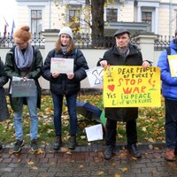 Foto: Cilvēki pie Turcijas vēstniecības Rīgā protestē pret agresiju Sīrijā