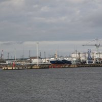 В порту Вентспилса продолжают собирать разлившуюся нефть
