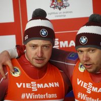 Latvijas kamaniņu braucēji izcīna bronzu Pasaules kausa posma stafetē