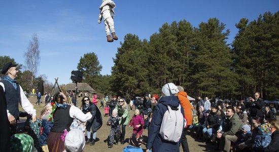 Foto: Lieldienu svinēšana Latvijas Etnogrāfiskajā brīvdabas muzejā