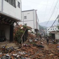 Bojāgājušo skaits zemestrīcē Ķīnā sasniedzis 381 cilvēku