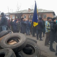 Ukrainā ar akmeņiem apmētāts autobuss ar evakuētajiem no Ķīnas