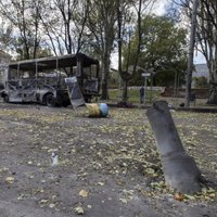 Doņeckā šāviņi trāpa skolā un skar autobusu; desmit bojāgājušo