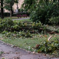 Gaidāmā ļoti stiprā lietus un vēja dēļ izsludināti divi sarkanie brīdinājumi (plkst.13.04)