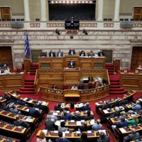 Grieķijas valdība pirms vēlēšanām samazinājusi nodokļus un palielinājusi pensijas