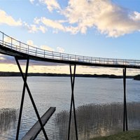 Netālu no Latvijas-Lietuvas robežas: varena platforma ar skatu uz ezeru