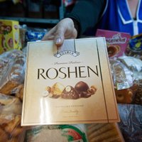 Krievijā OMON ieņēmusi Ukrainas saldumu ražotni 'Roshen'; iesaldē uzņēmuma aktīvus