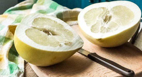 Pūliņi līdz sulīgam rezultātam – kā visvienkāršāk nomizot un sagriezt pomelo