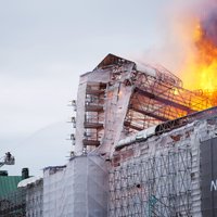 В Копенгагене загорелась одна из главных достопримечательностей — здание биржи. Пожар уничтожил шпиль