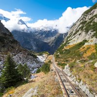 Viens no stāvākajiem nobraucieniem ar funikulieri Eiropā: krāšņs piedzīvojums Šveicē