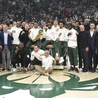 NBA čempioni 'Bucks' jauno sezonu sāk ar 'Nets' pieveikšanu