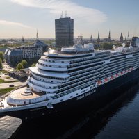 Foto: Rīgas ostā piestājis gandrīz 300 metru garš kruīza kuģis, atvedot 2457 pasažierus