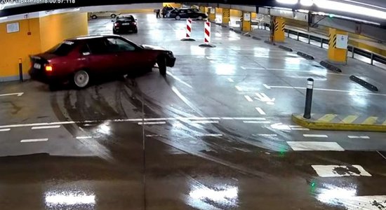 Video: Divu BMW drifts stāvvietā Viļņā – viens trāpa sienā, bet bargu sodu saņem abi