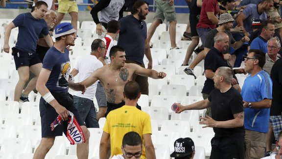  EURO 2016: Krievu fanu nekārtības Velodrome stadionā Marseļā - 5