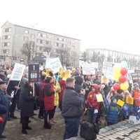 ФОТО, ВИДЕО: В Елгаве сотни детей и родителей вышли на митинг против закрытия 2-й основной школы