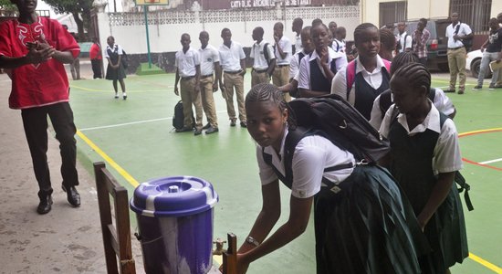 Libērijā atver Ebolas vīrusa dēļ jau pusgadu slēgtās skolas