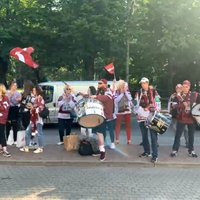 Video: Bungas un fanu saukļi - Latvijas hokejisti dodas uz izšķirošo kauju pret Vāciju