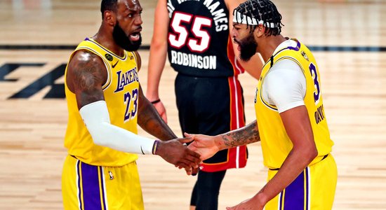 'Lakers' pirmajā NBA finālspēlē sagrauj savainojumu nomocīto 'Heat' komandu