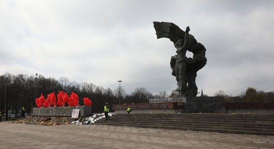 СГБ и Госполиция призывают не ходить 9 мая к памятнику в парке Победы