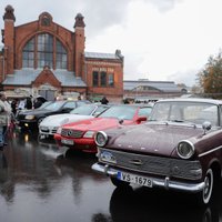 ФОТО: На Агенскалнском рынке прошел парад немецких классических авто