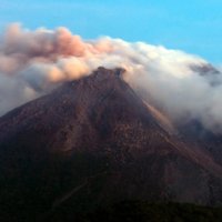 Indonēzijas Merapi vulkāna izvirdumu upuru skaits pārsniedzis 300