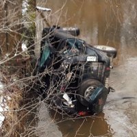 ФОТО: Авария в Приекульском округе – водитель не справился с управлением и съехал в реку