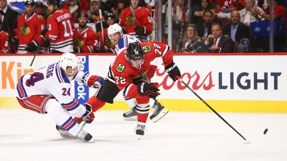 Chicago Blackhawks Artemi Panarin (72) vs Rangers Oscar Lindberg 