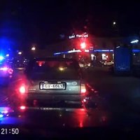 Video: BMW vadītājs arī pēc policijas aizrādījuma turpina pārkāpt satiksmes noteikumus