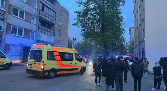 ВИДЕО: 11 автоцистерн и свыше 35 пожарных — в центре Риги потушен пожар в двухэтажном здании (ОБНОВЛЕНО)