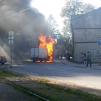 Video: Bauskas ielā sadeg kravas auto