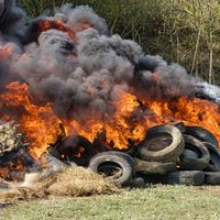 Nolietotās auto riepas jānodod atbilstoši – tās nedrīkst izmest dabā vai dedzināt