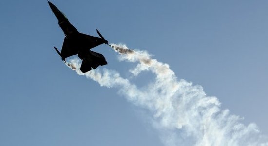 Avots: Ukraina pirmos F-16 saņems jūnijā, jūlijā