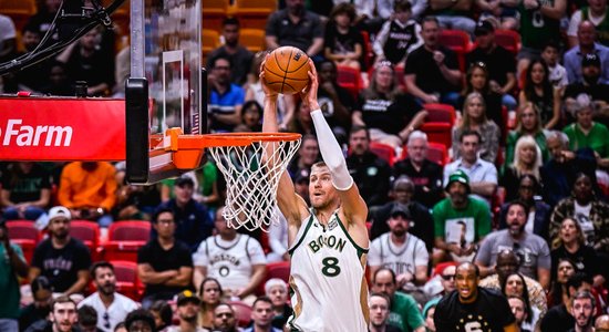Porziņģis reabilitējas un palīdz 'Celtics' izcīnīt otro uzvaru sērijā pret 'Heat'