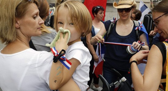 Foto: Parīzē karavīru sievas protestē pret vīru nožēlojamajiem darba apstākļiem