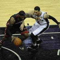 'Heat' līdzīgā cīņā izcīna pirmo uzvaru NBA finālsērijā