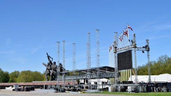 Uzvaras parkā būvē 9. maija svinību skatuvi un šašliku būdiņas - 14