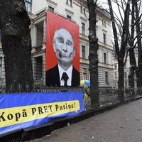 No Medicīnas muzeja ēkas pagaidām noņemts plakāts ar pārveidoto Putina seju