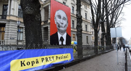 "Наш смелый плакат трещит по швам". В Риге сняли "череп Путина" напротив посольства РФ