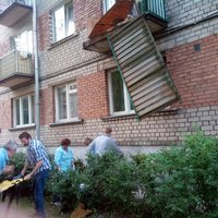 ФОТО: В жилом доме обвалился балкон - пострадавший в больнице