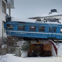 В Швеции юная уборщица угнала поезд и врезалась в дом