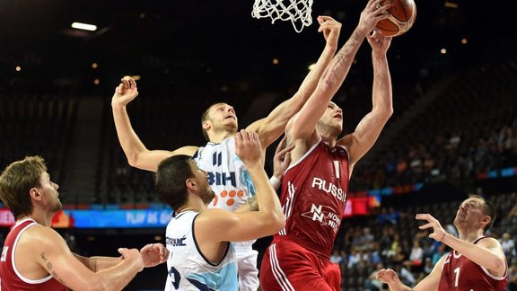 Russia s Andrey Zubkov (R) challenges Bosnia and Herzegovina s Elmendi Kikanovic (C) and Andrija Stipanovic (C-L)