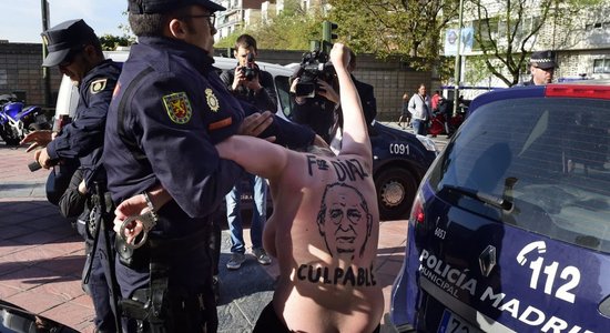 ФОТО: Активистка Femen напала на главу МВД Испании