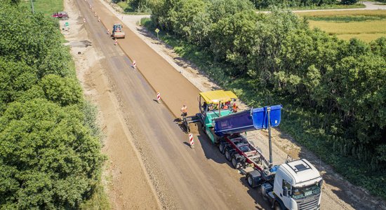 Būvdarbi turpinās 45 Latvijas ceļu posmos; aicina plānot papildu laiku ceļā