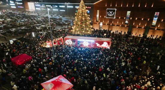 Ieskaties, kā Coca-Cola Ziemassvētku automašīna ienesa svētku noskaņu Rīgā 