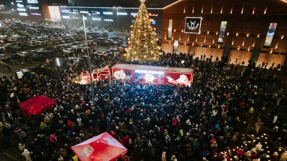 Ieskaties, kā Coca-Cola Ziemassvētku automašīna ienesa svētku noskaņu Rīgā 