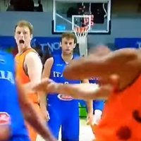 Video: Itālijas basketbola zvaigzne Galināri iesit pretiniekam un gūst nopietnu traumu