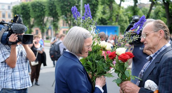 Foto: Gājienā uz Stūra māju vismaz 100 cilvēku svin Lidijas Lasmanes 90 gadu jubileju